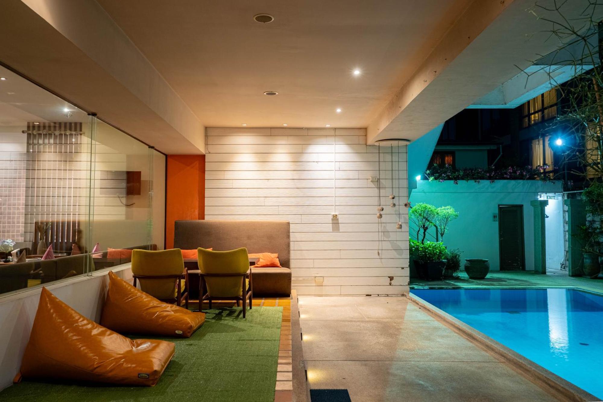 Journeyhub Sukhumvit 26, Bangkok - Formerly St James Hotel Bagian luar foto