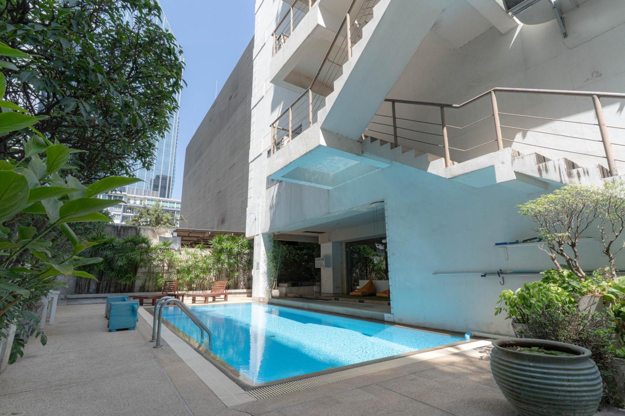 Journeyhub Sukhumvit 26, Bangkok - Formerly St James Hotel Bagian luar foto