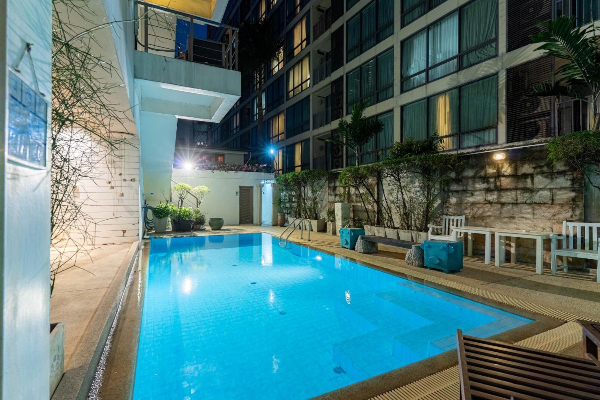 Journeyhub Sukhumvit 26, Bangkok - Formerly St James Hotel Bagian luar foto