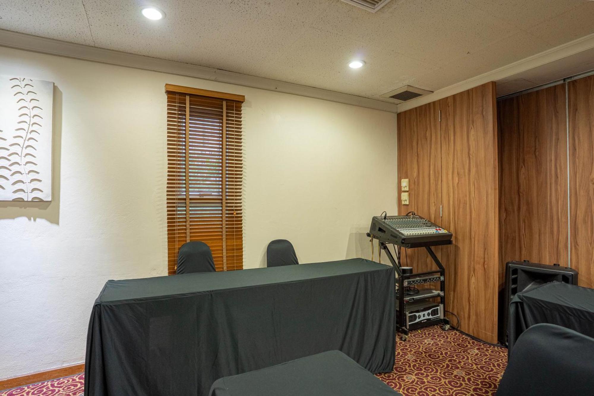 Journeyhub Sukhumvit 26, Bangkok - Formerly St James Hotel Bagian luar foto