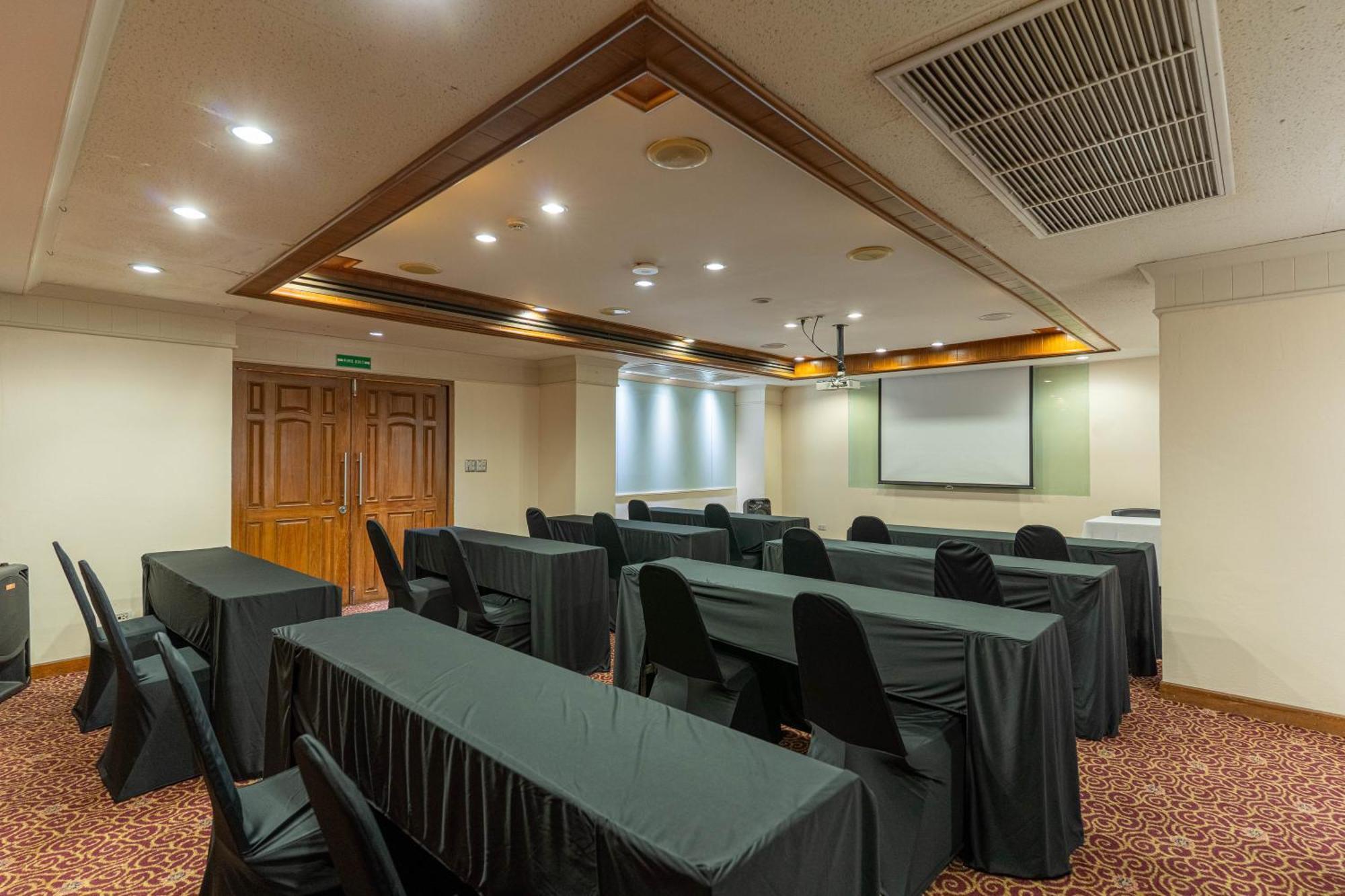 Journeyhub Sukhumvit 26, Bangkok - Formerly St James Hotel Bagian luar foto