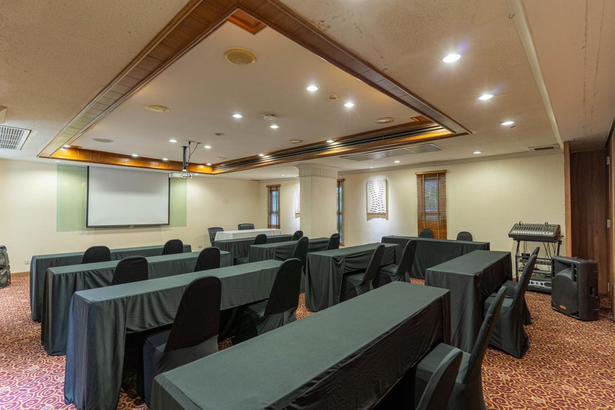 Journeyhub Sukhumvit 26, Bangkok - Formerly St James Hotel Bagian luar foto