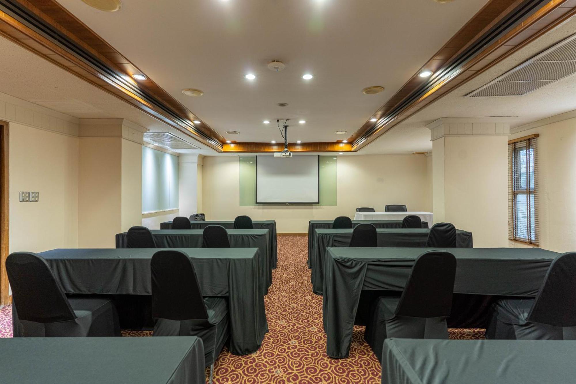 Journeyhub Sukhumvit 26, Bangkok - Formerly St James Hotel Bagian luar foto