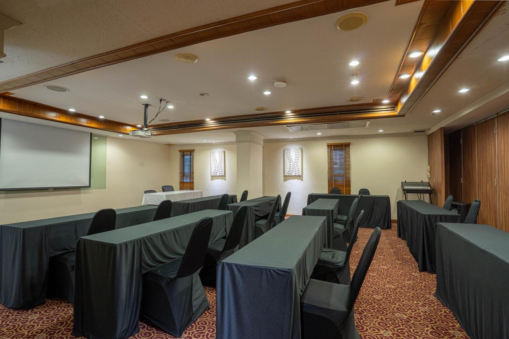 Journeyhub Sukhumvit 26, Bangkok - Formerly St James Hotel Bagian luar foto