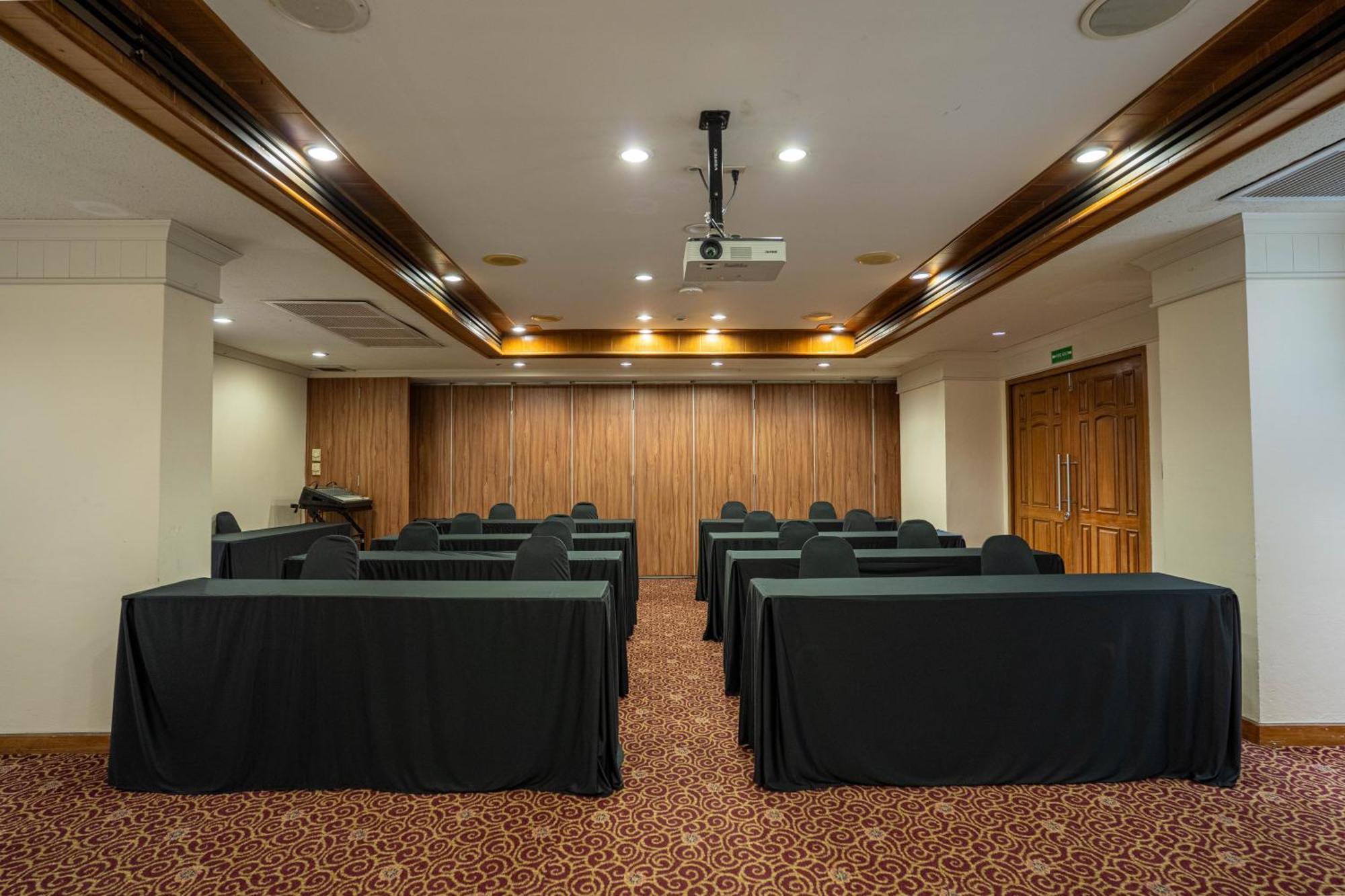 Journeyhub Sukhumvit 26, Bangkok - Formerly St James Hotel Bagian luar foto