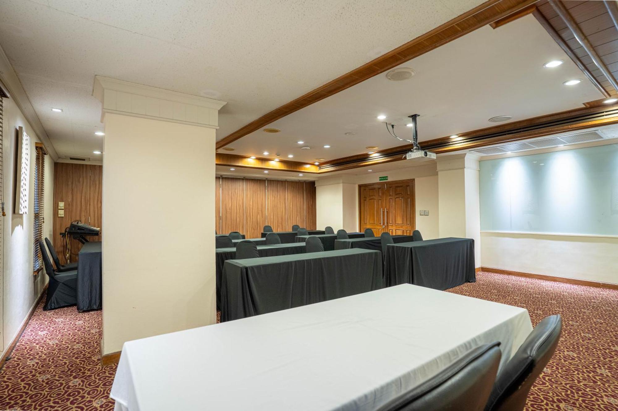 Journeyhub Sukhumvit 26, Bangkok - Formerly St James Hotel Bagian luar foto