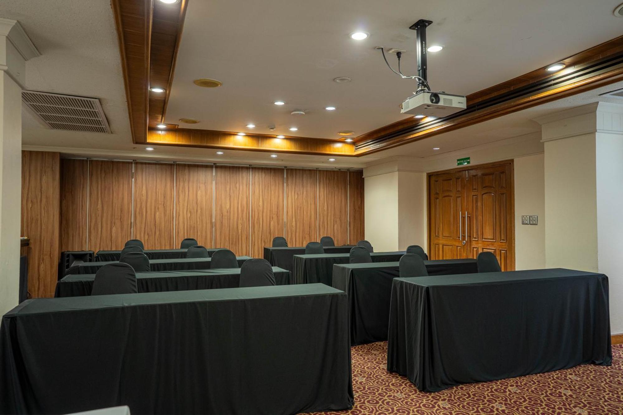 Journeyhub Sukhumvit 26, Bangkok - Formerly St James Hotel Bagian luar foto