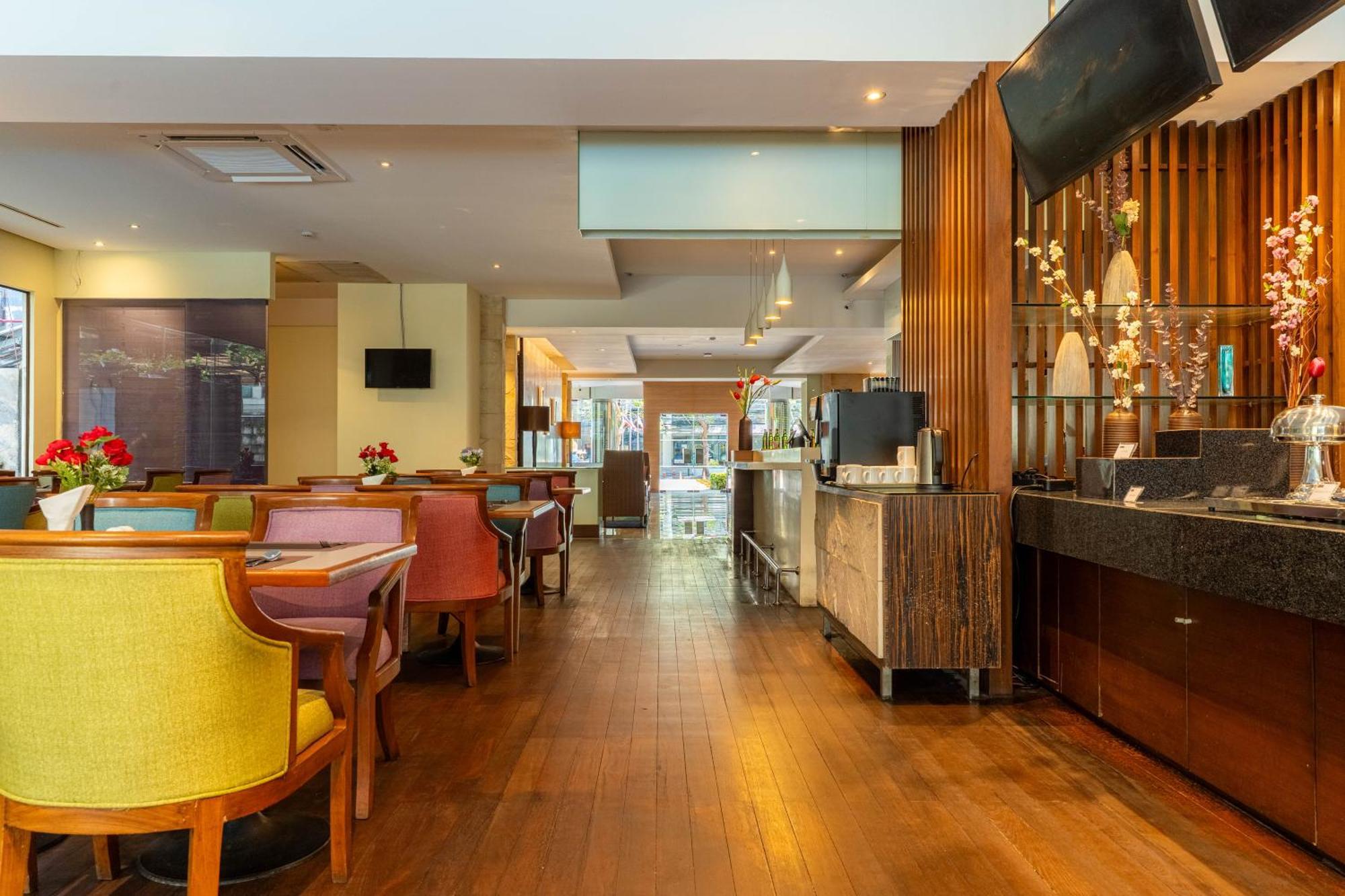Journeyhub Sukhumvit 26, Bangkok - Formerly St James Hotel Bagian luar foto