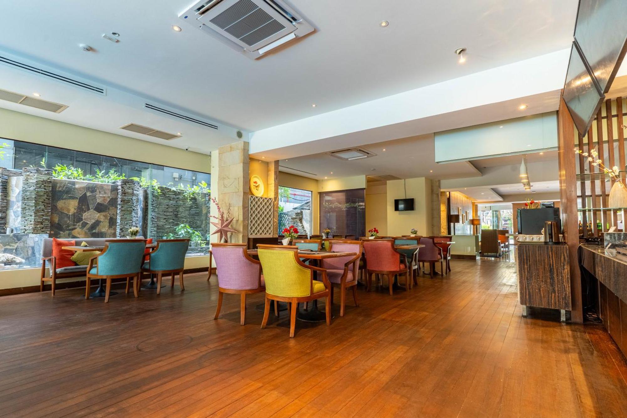 Journeyhub Sukhumvit 26, Bangkok - Formerly St James Hotel Bagian luar foto