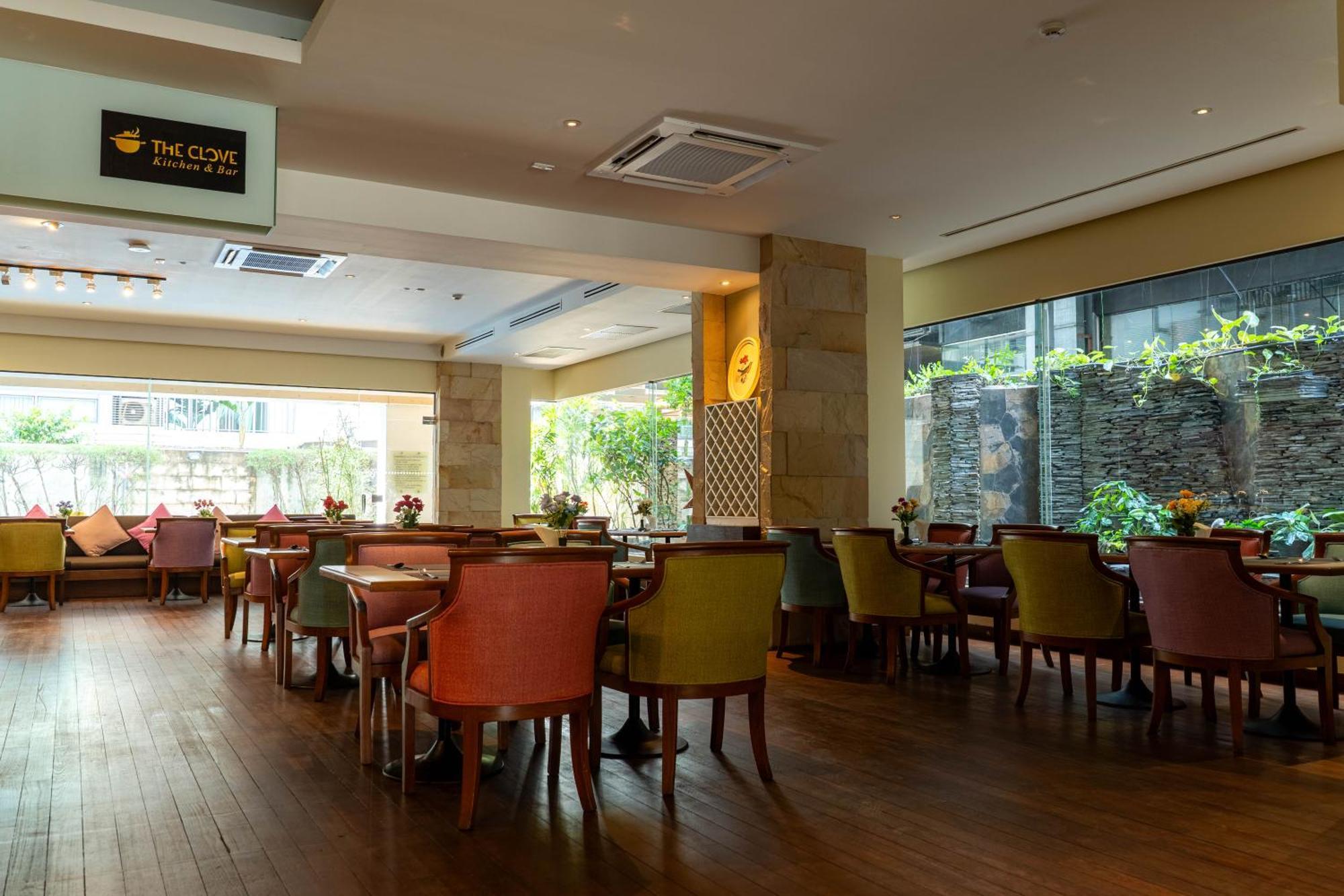 Journeyhub Sukhumvit 26, Bangkok - Formerly St James Hotel Bagian luar foto