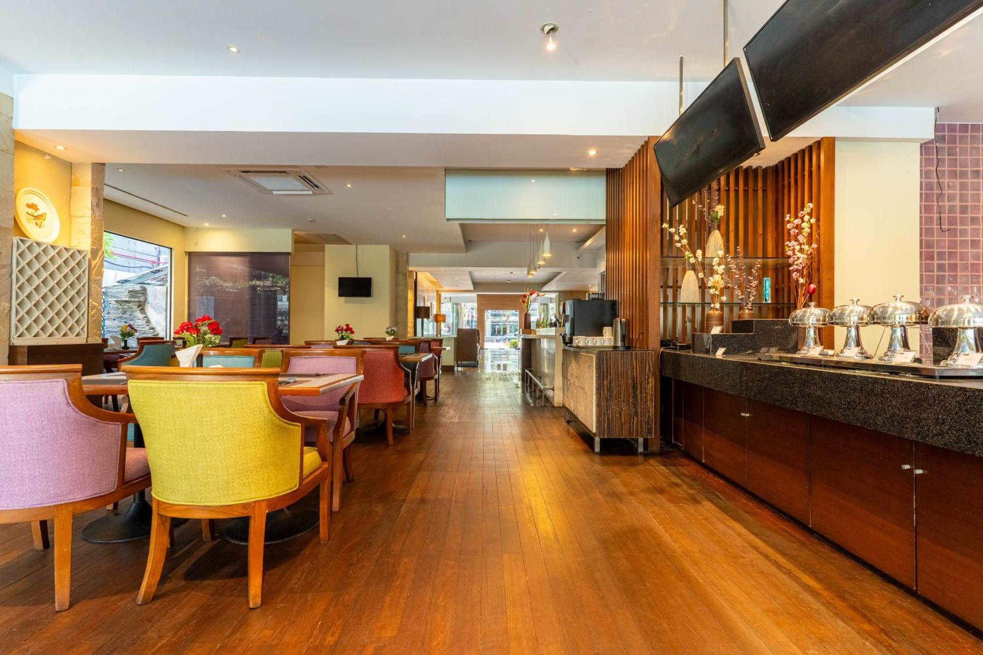 Journeyhub Sukhumvit 26, Bangkok - Formerly St James Hotel Bagian luar foto