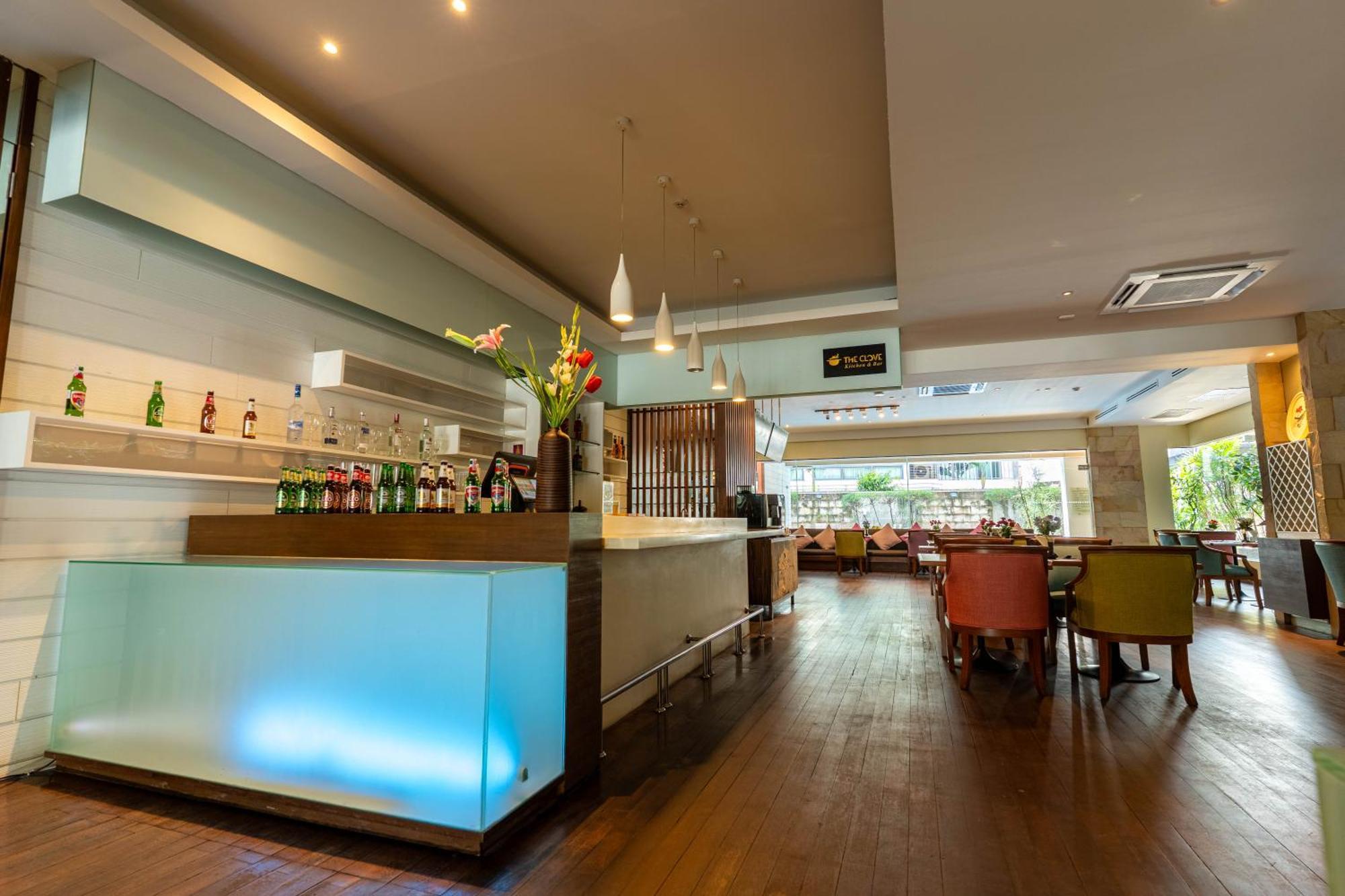 Journeyhub Sukhumvit 26, Bangkok - Formerly St James Hotel Bagian luar foto