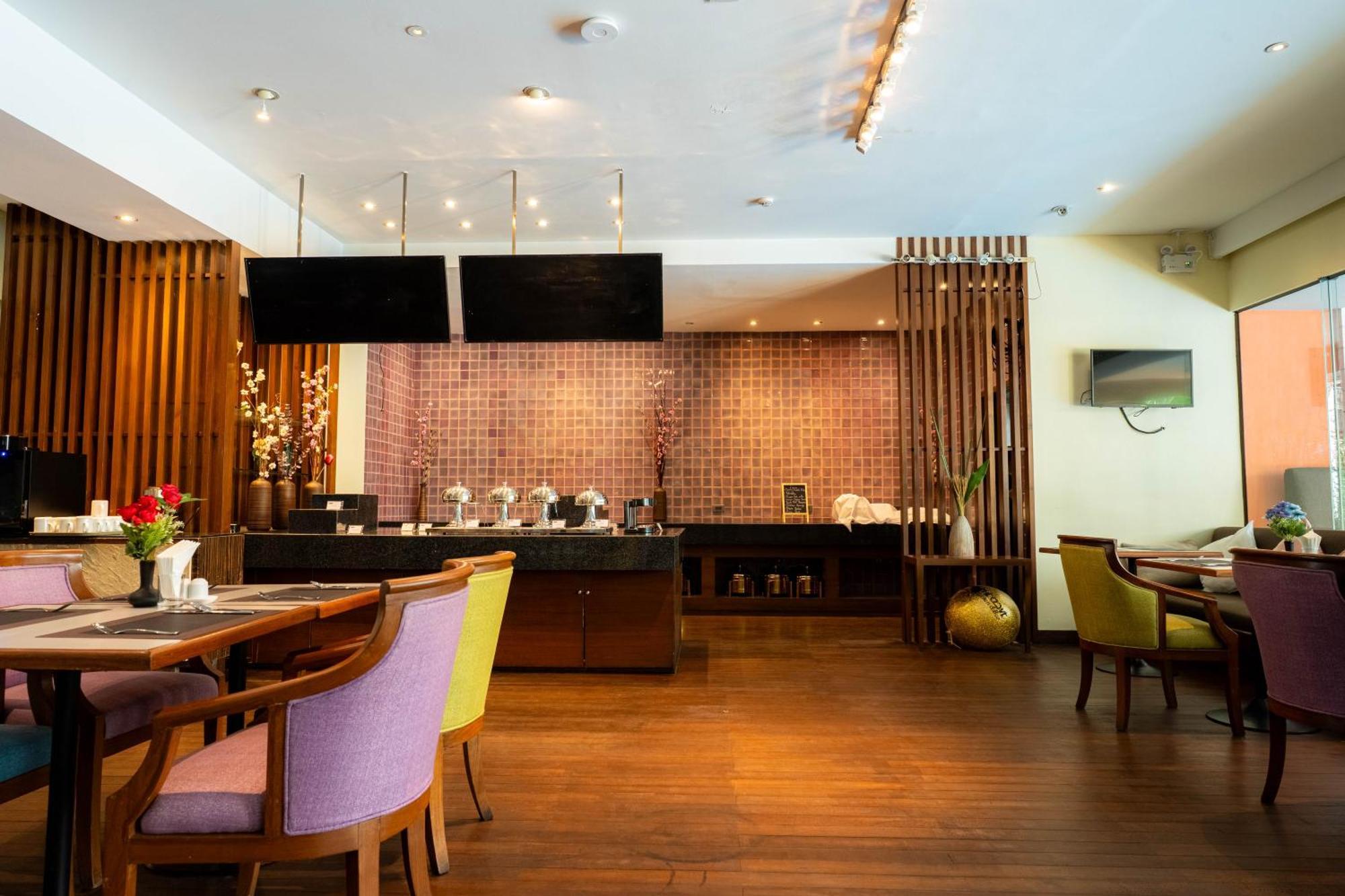 Journeyhub Sukhumvit 26, Bangkok - Formerly St James Hotel Bagian luar foto