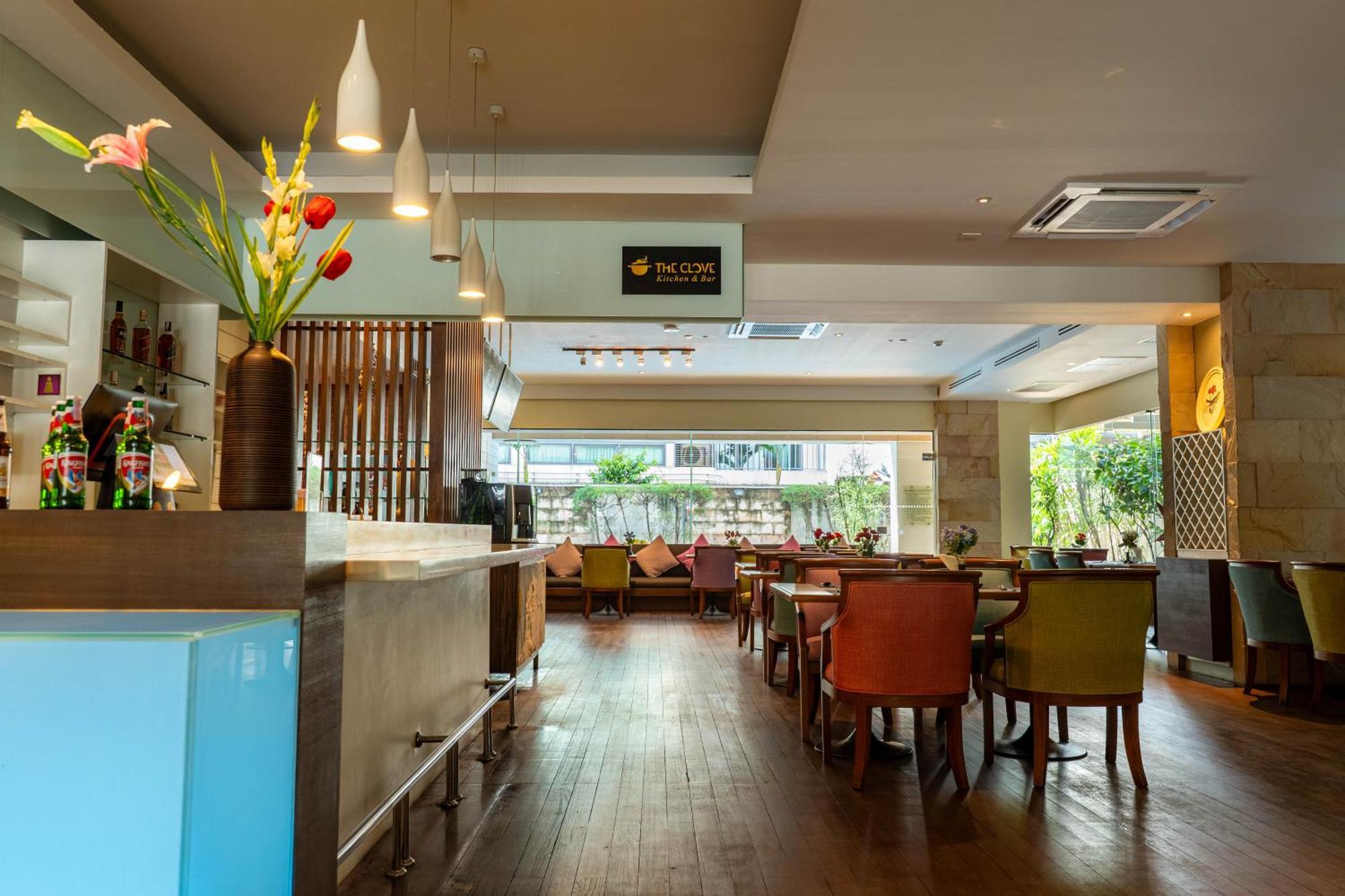 Journeyhub Sukhumvit 26, Bangkok - Formerly St James Hotel Bagian luar foto
