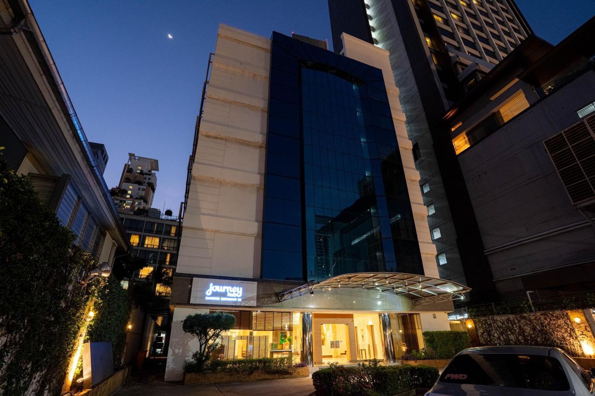 Journeyhub Sukhumvit 26, Bangkok - Formerly St James Hotel Bagian luar foto