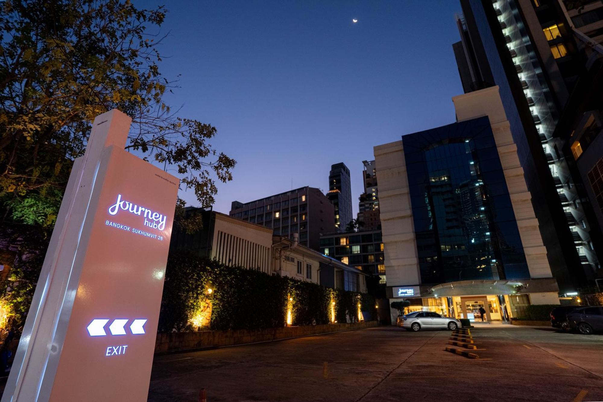 Journeyhub Sukhumvit 26, Bangkok - Formerly St James Hotel Bagian luar foto